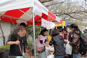 にぎわう模擬店