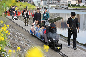 行列ができるほど人気のミニSL乗車体験