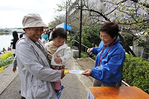 「桜・菜の花スタンプラリー」ではすべてスタンプを集めると先着100人に春の花の鉢植えをプレゼント