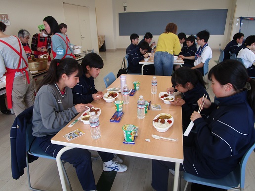 生徒達には、地区委員が用意した唐揚げ入りカレーが昼食として振る舞われた