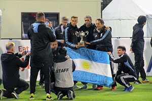 優勝の記念撮影をするアルゼンチンチーム