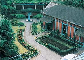 日本酸素記念館と庭園