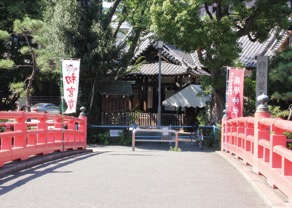 鎮守橋から新緑の荏原神社を望む