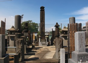 天妙国寺の墓地