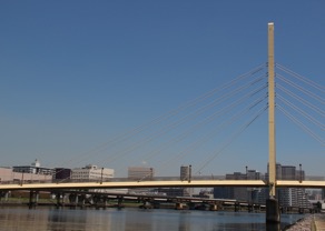 かもめ橋と京浜運河