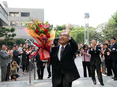 上階の歓迎に手を振る濱野区長