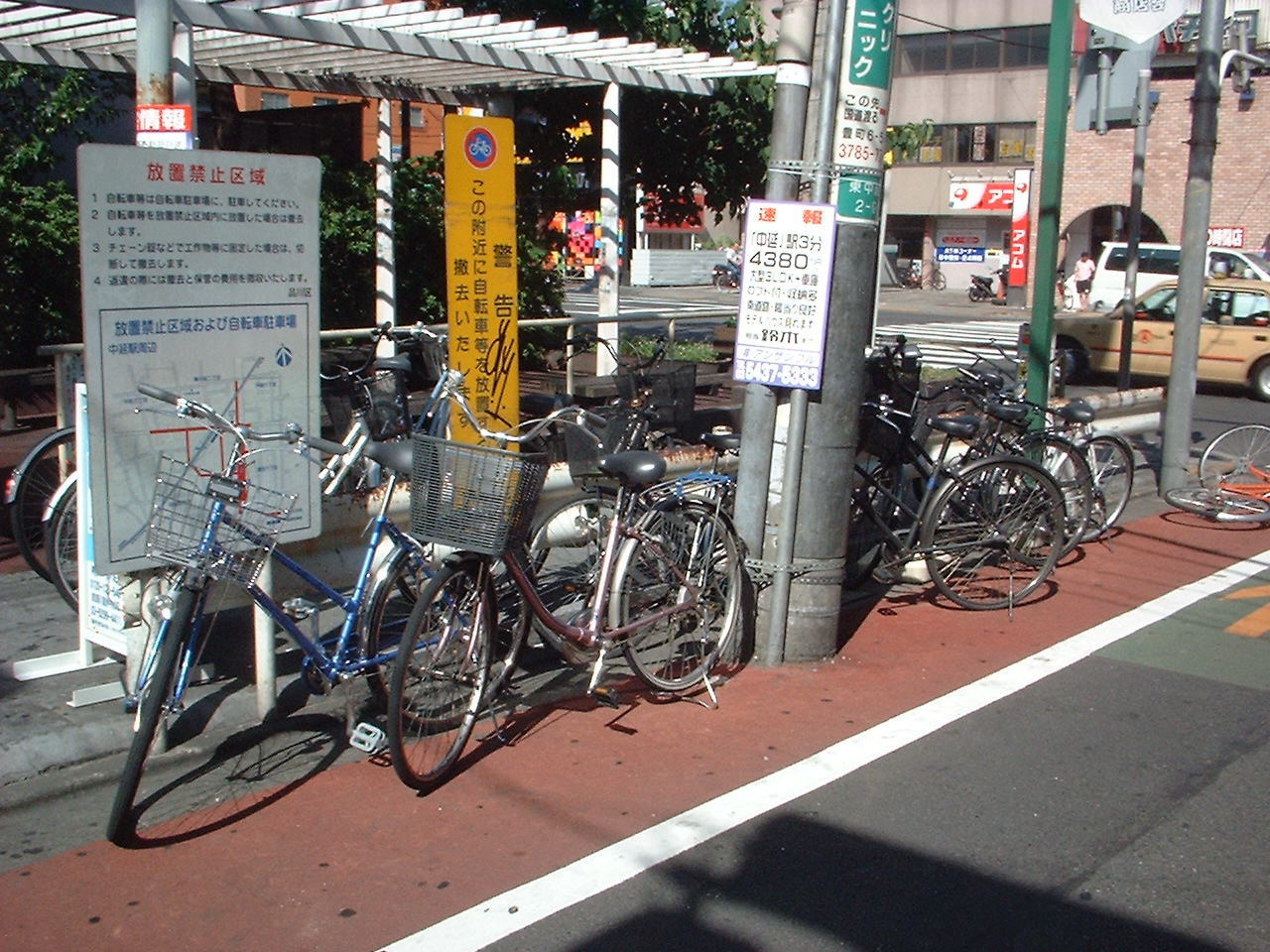 路側帯に放置されている自転車