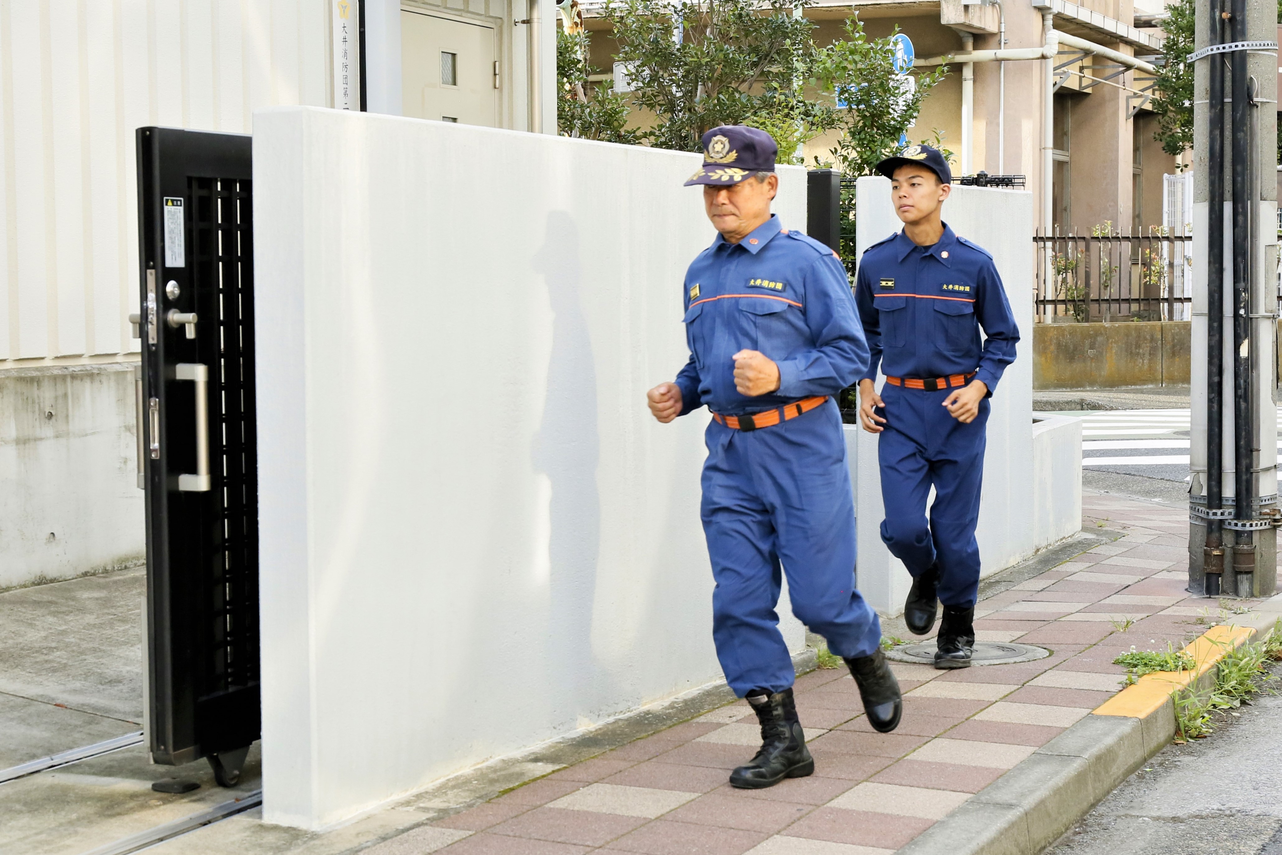 積載車に乗り込む二人
