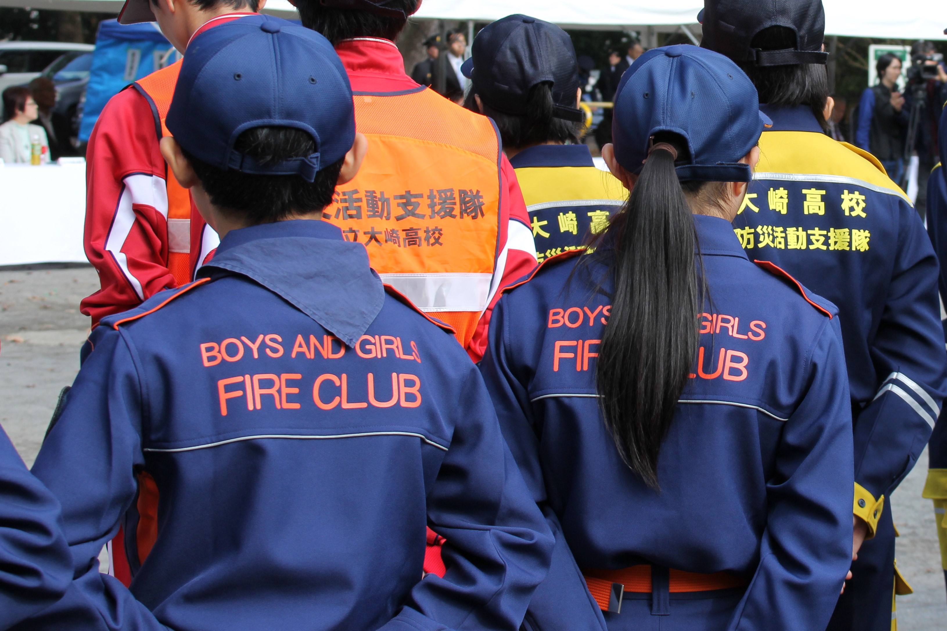話しを聞く消防少年団員