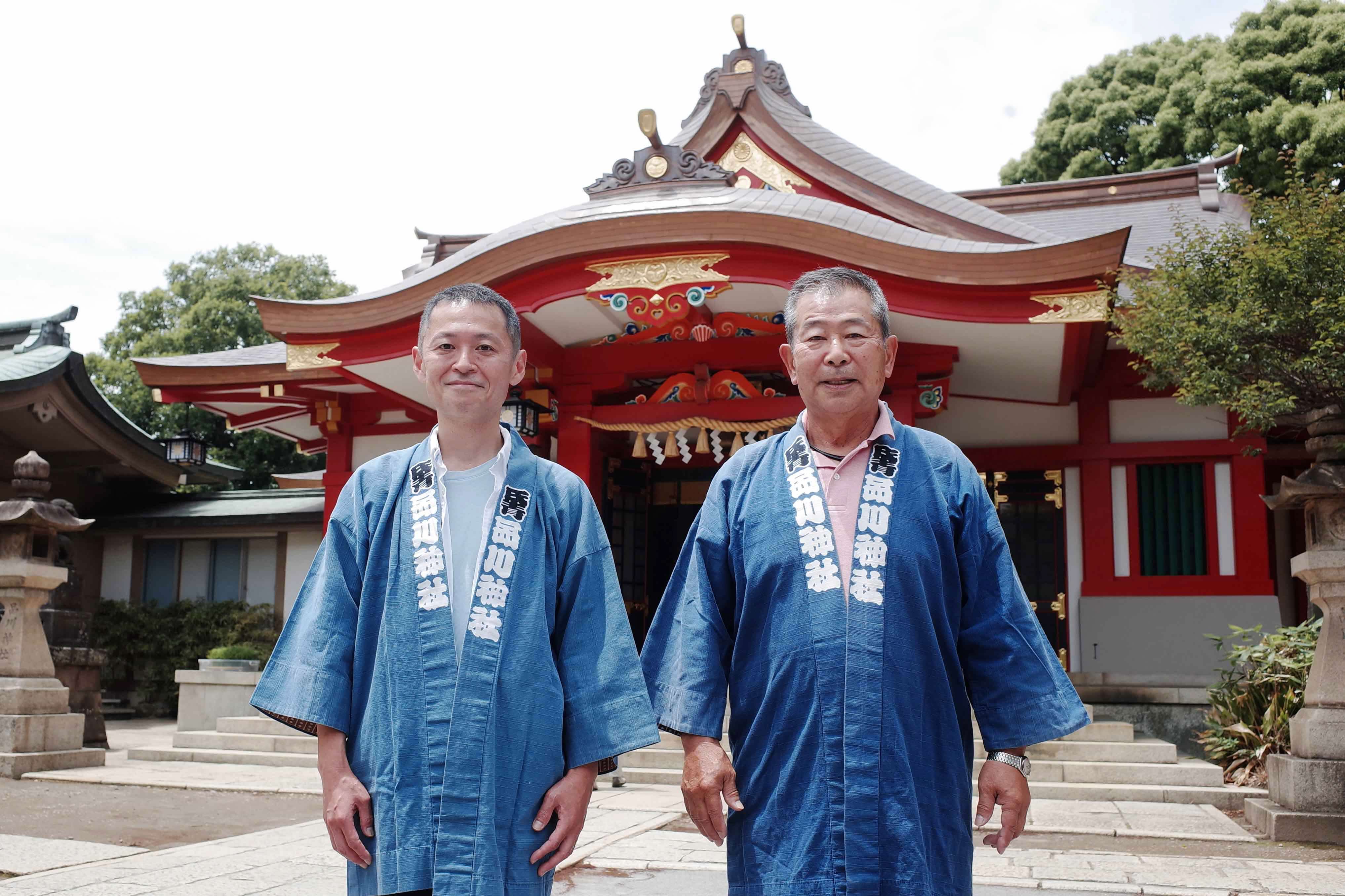 神社に立つ二人